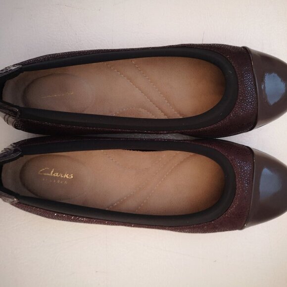 Clarks Artisan Ladies Burgundy Size 5.5 Memory Foam Footbed Flats - Picture 8 of 8
